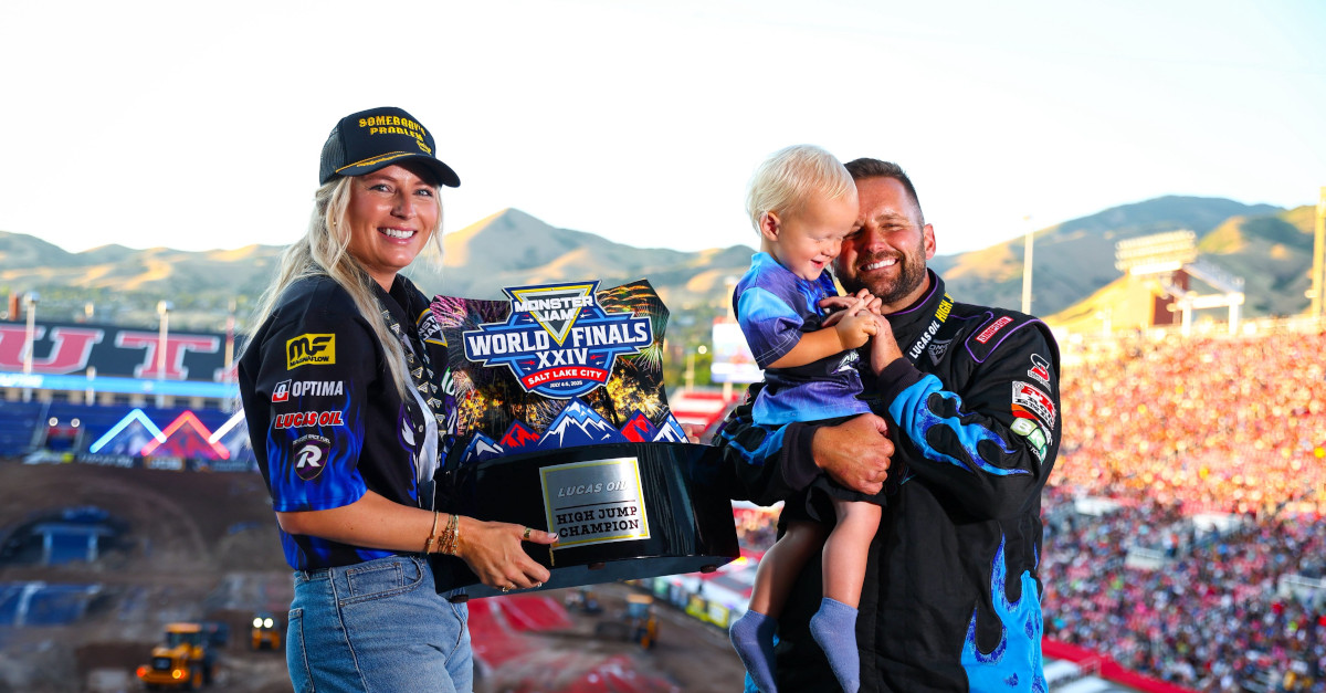 Ryan Anderson receives the championship trophy with his family